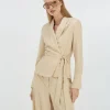 BENTHE fitted blazer met striksluiting - light sand