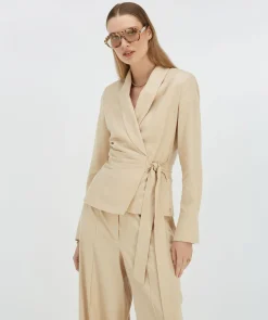 BENTHE fitted blazer met striksluiting - light sand