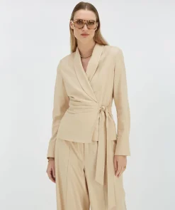 BENTHE fitted blazer met striksluiting - light sand