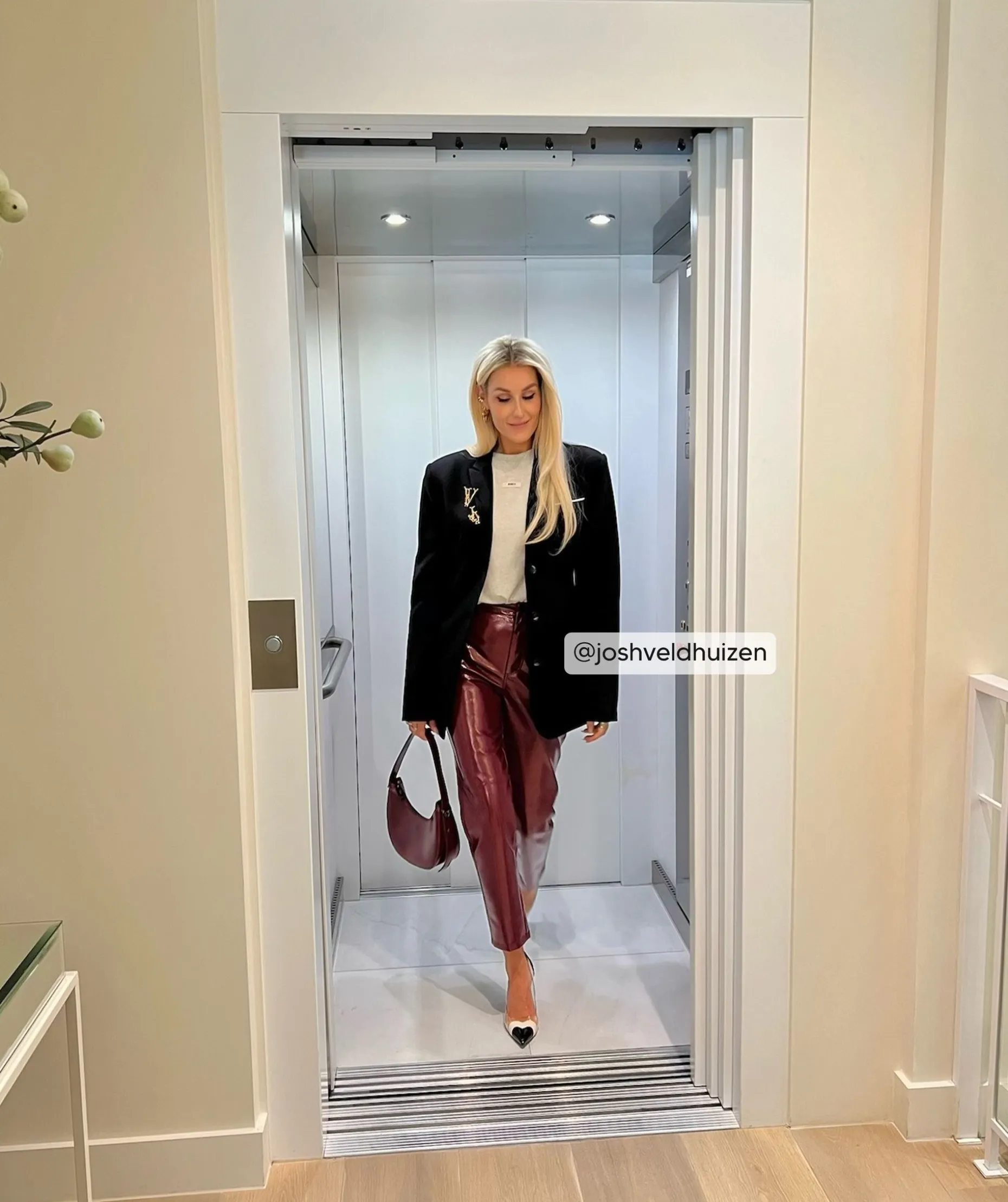 BO high rise girlfriend broek in lak look - berry red